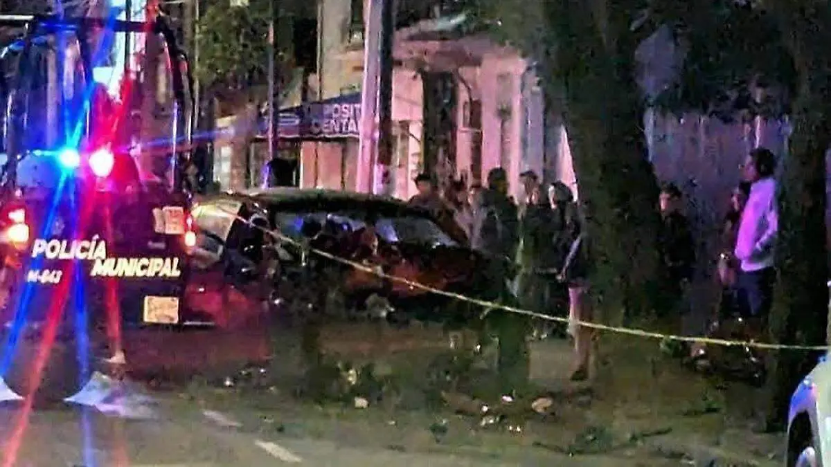 Un joven murió después de chocar su automóvil contra un árbol en la colonia Volcanes